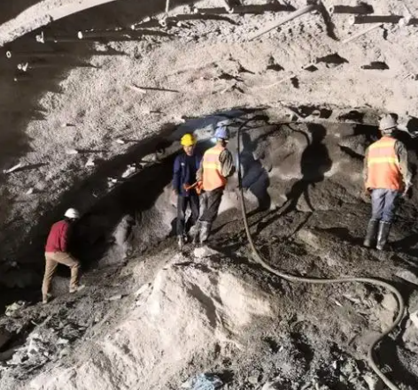 安次拱顶带模注浆料的施工流程及注意事项